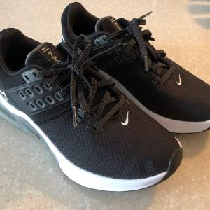 Nike Air Max Bella TR 4 träningssko / fitness-sko i storlek 37,5 (US 6,5).   Stabil träningssko med bra studs och dämpning. Säljes pga fel storlek.   Använda 3 gånger inomhus  - som nya!   Nypris: 859 kr