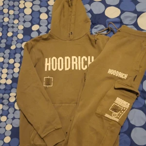 Hoodrich dress Akira - Säljer min gamla  Hoodrich dress. Köpt från JD. Byxorna är lite trasiga som ni ser på bild 3. Kvitto finns. Köpt för 1350kr