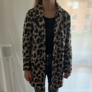 Kappa/jacka - Leopardjacka Obs! Sömmen på insidan mitt på ryggen har gått upp ca 15cm men inget som syns och lätt att du igen