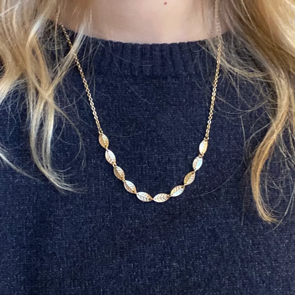 Guldigt halsband med små söta blad💕 Knappt använt💕 Frakt 13kr💕💕. Accessoarer.