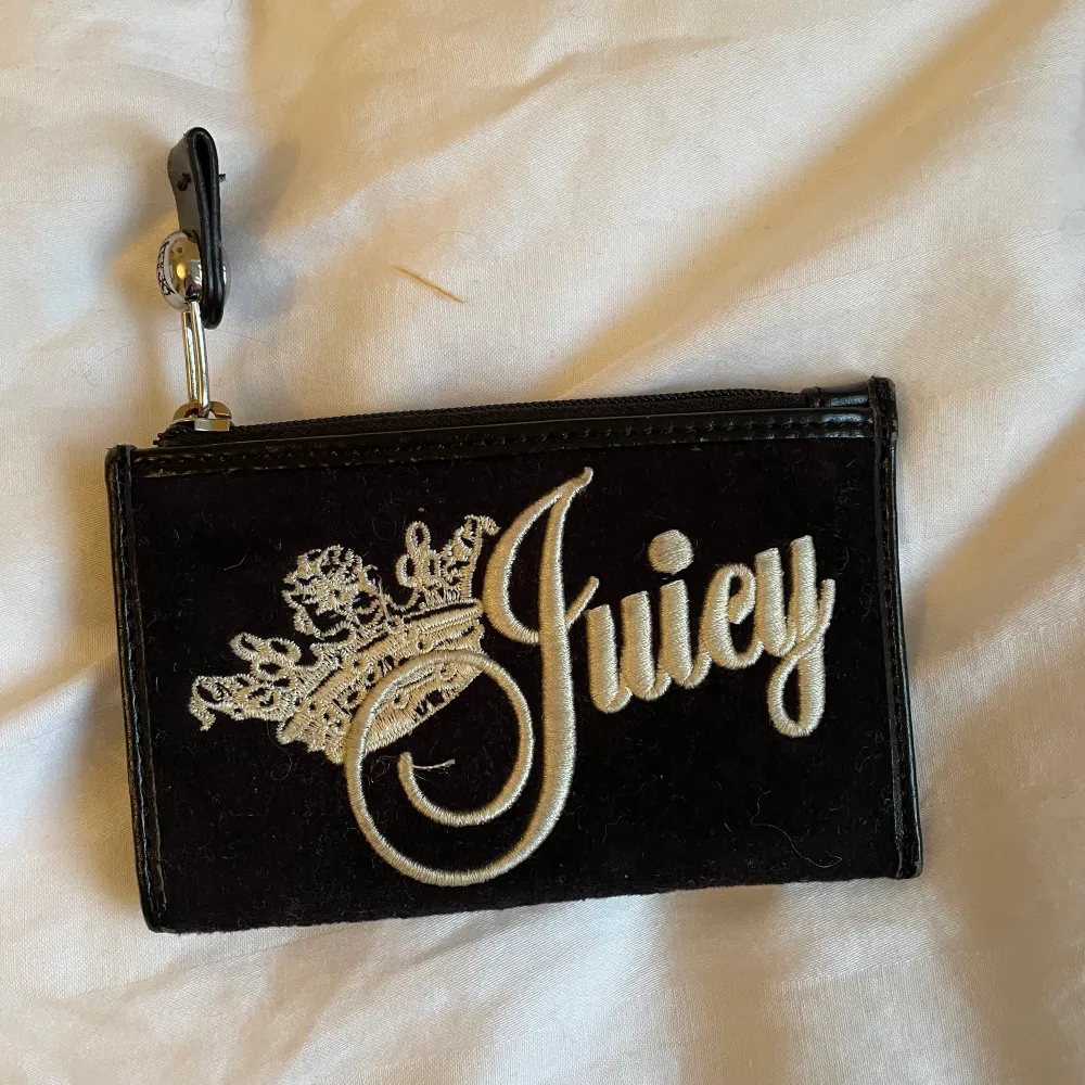 juicy couture plånbok!! får plats med kort. Accessoarer.