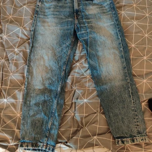 Jeans Tapered Fit - Köpta från HM, väl använda i ca 1 år, enda slitaget är på ena fickan. Storlek S (EU) eller 175/180 (CAN). Stretchiga som passar bra med smalare skor.
