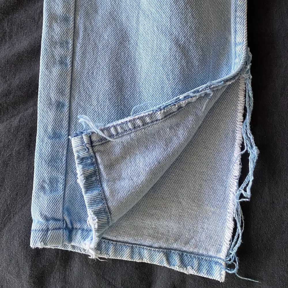 Jeans från Bershka med slits nedtill, storlek 36🥳. Jeans & Byxor.