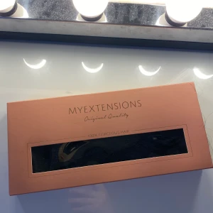 Svart löshårs äkta  - Äkta svart löshår clip on. De är helt nya och har använt de cirka 5 gg då jag färgade håret tillbaka till brunt ganska snabbt. Nypris var 1700kr. Jag har klippt till de eftersom de inte passade min längd så nu är de cirka 45cm och 100g ( innan 60cm, 120g)