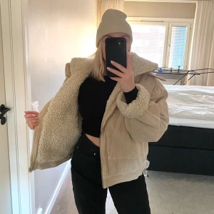 Vinterjacka  - • Vinterjacka från BDG (Urban Outfitters)  • Endast använd ett fåtal gånger, har hängt mest i garderoben.  • Köpt för ca 1000kr.  • Storlek XS men väldigt oversized så passar en S. 