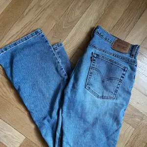 Säljer dessa stretchiga 515 Bootcut lower rise vintagebyxorna!  Hela och rena. Mått:  38cm (se sista bilden)  Innerbenslängd: 74cm  🌸🌸 🌸💕