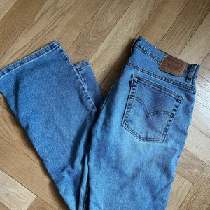 Vintage levisjeans - Säljer dessa stretchiga 515 Bootcut lower rise vintagebyxorna!  Hela och rena. Mått:  38cm (se sista bilden)  Innerbenslängd: 74cm  🌸🌸 🌸💕