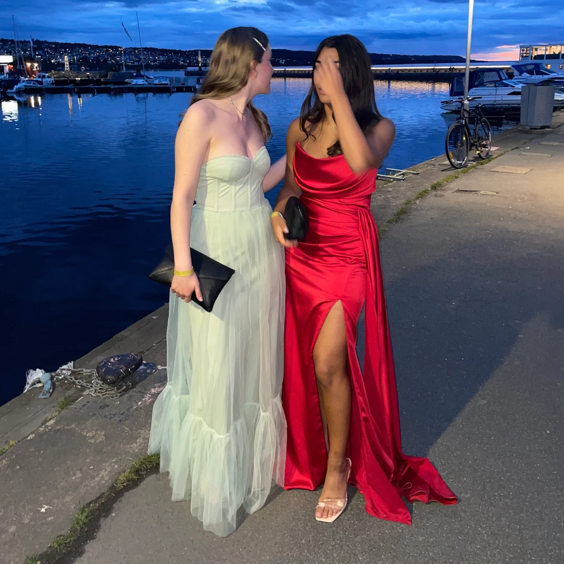 Röd off-shoulder balklänning med slits  - 91