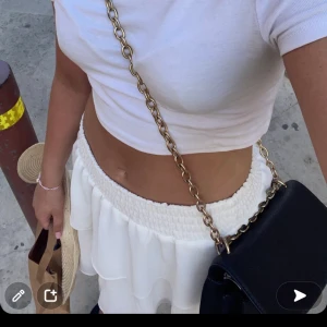 Vit volangkjol - Söt volangkjol från Chelsea🫶🏼Knappt använd och bra skick, 280kr 😇