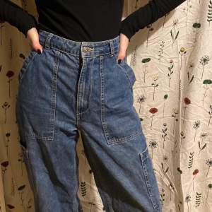 ett par mörkblåa cargo jeans från hm. klippta nertill så kortare än vanliga:)