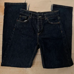 Mörkblå jeans - Säker dessa jättesnygga jeans från zara, dem har en slit längst ner och dem är även insydda lite i midjan. Vet inte säkert vilken storlek de är med skulle säga 38. Säljer för 100kr+frakt 66kr