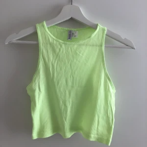 Gul topp - En fin och söt gul topp från H&M. Skriv privat för fler bilder. Frakt 15kr