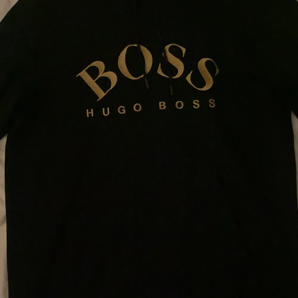 Hej säljer en fin Hugo boss hoodie som inte säljs längre den är i bra skick och storlek L den passar även storlek M  Pris kan diskuteras vid snabb affär . Tröjor & Koftor.