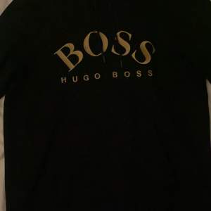 Hej säljer en fin Hugo boss hoodie som inte säljs längre den är i bra skick och storlek L den passar även storlek M  Pris kan diskuteras vid snabb affär 