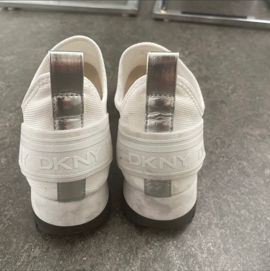 Äkta DKNY skor  - 90