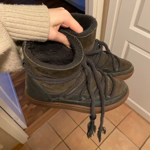 Inuikki skor💓 -  Jättesnygga iniukki skor, som är köpt på Plick i strl 38💓