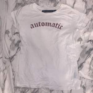 Fin t shirt med texten ”automatic” från lager 157 i storlek xs. Säljer för att den inte kommer till användning. Kontakta mig vid frågor eller intresse💗💗