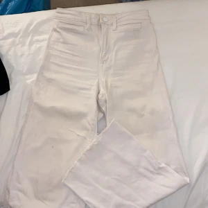 Colutte high waist denim från H&M  - En vit high waist straight denim från hm i storlek 34. I första bilden kan man se en liten fläck som kan tas bort med tvättmedel lätt.