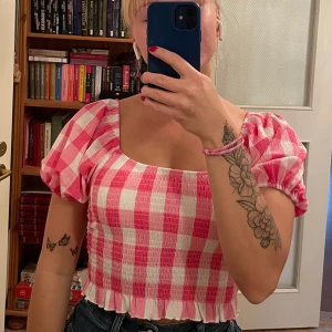 Blus storlek M - Söt blus från Gina Tricot. Skulle säga att det är en ganska liten M men är stretchig! Använd 1 gång. Frakt tillnommer 💕