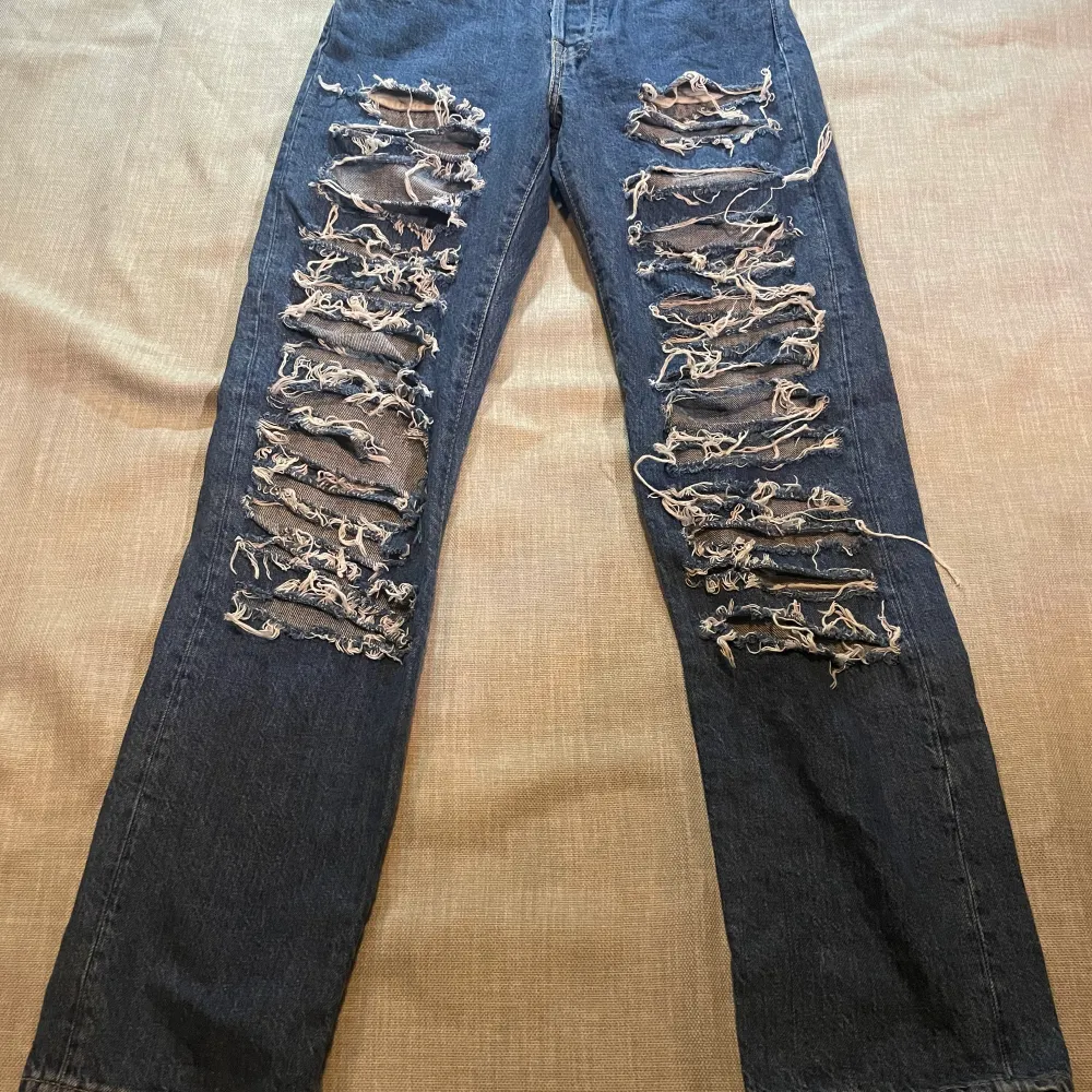Superfina jeans från Acne specifikt kollektionen ”blåkonst”. Är lite små och korta på mig som är 172. . Jeans & Byxor.