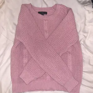 En stickad tröja i en fin rosa ton. I storlek 158/164 men passar xs-s. Bara att höra av sig vid frågor eller funderingarr💗💗