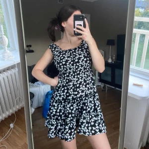 Svartvit klänning  - Super skån och stretchig klänning 