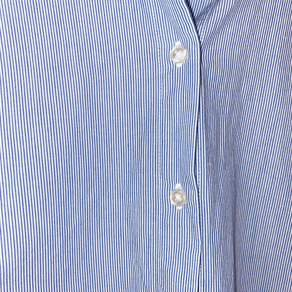 Blå/vit randig skjorta från Bikbok, storlek Small. Använd fåtal gånger💙. Skjortor.