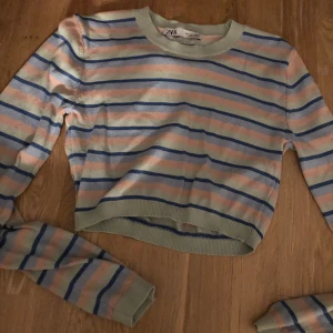 Tröja - Fin randig tröja från zara. Köpte på Plick i våras, endast använd några gånger. Frakt tillkommer på 40kr!