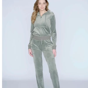 Juicy couture chinois green - Modell Classic Velour. Använd sett men bra kvalite, slutsåld på hemsidan. Säljer settet men de kan köpas separat också. XS I toppen och byxor. Köpt på NK. 600kr för byxor eller för tröjan. Köp settet för 1200kr. Original pris 2200kr. Skriv för bilder!