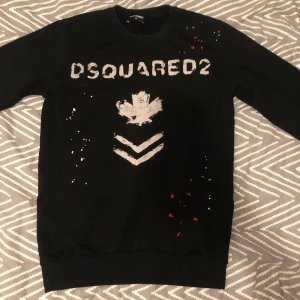 Dsquared2 tröja - Säljer en Dsquard2 tröja i väldigt fint skick. Storlek m. Angående några frågor eller funderingar. Så får ni givetvis höra av er!