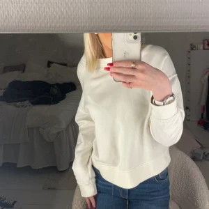 vit tjock tröja -  vit tjock tröja i från Kappahl, använd nån enstaka gång, är som ny!🙌🏻💓
