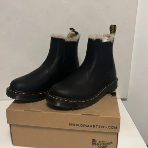 Helt nya Dr martens Leonore  - Helt nya  dr martens Leonore kängor. Fodrade med fuskpäls. Orginalkartong och etiketter finns med. Alltså helt oanvända. Nypris 2200 nu 1100. Jättesnygga och perfekta för vintern