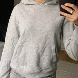 Hoodie - Säljer denna tunna hoodie från lager 157. Den är i barn storlek 160 men passar mig som är XS. Köparen står för frakt!📦💕