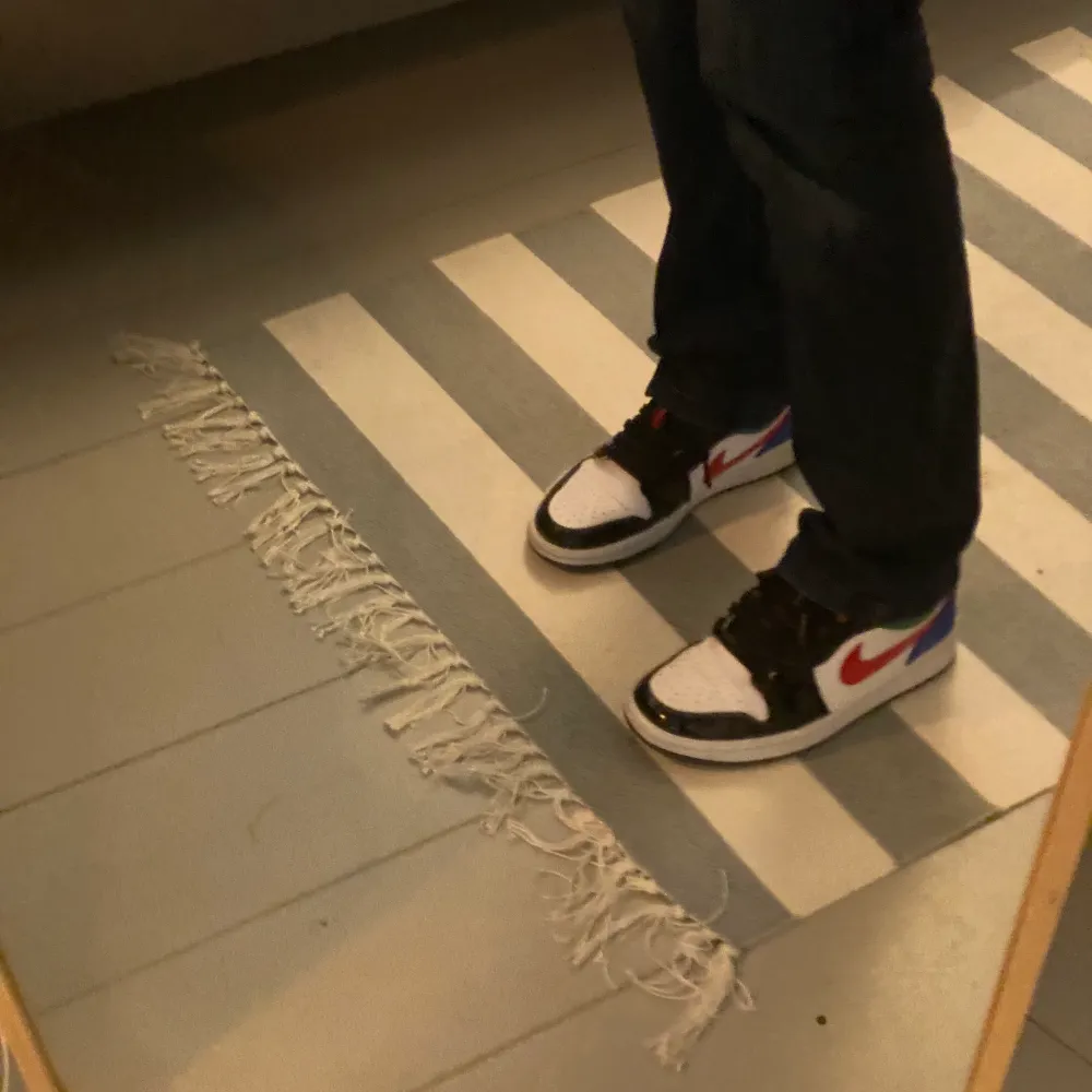 Säljer dessa jordan 1’s storlek 36 då de ej kommer till användning. Har använts max 10 gånger. Orginalpriset är runt 1800kr men säljer för 500kr+ frakt, pris kan såklart diskuteras 💕🙌🏽. Skor.