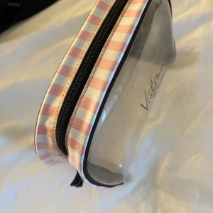 Necessär från VS - Använd men fortfarande i fint skick, går att skölja ur och göra rent. Så bra och perfekt storlek. Köpte för några år sen för 500kr (såklart äkta) 