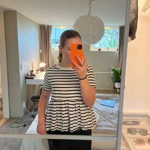 Randig tröja Zara  - Säljer nu denna super fina tröja från zara, då den inte kommer till användning längre. Den säljs inte på hemsidan längre. Skriv privat vid fler frågor eller ifall ni vill ha fler bilder💗