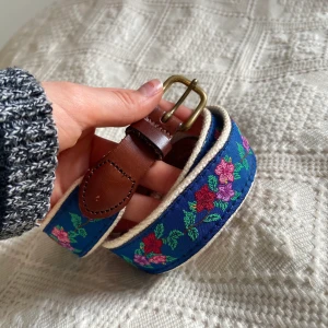 Skärp - Fint och unikt vintage skärp med blommigt mönster. Möts upp i Stockholm eller skickar mot fraktkostnad <3