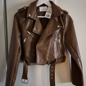 Stradivarius Skinjacka Storlek M - Brun skinnjacka (fake skinn) storlek M, lite kortare i modellen, aldrig använd, prislapp kvar 