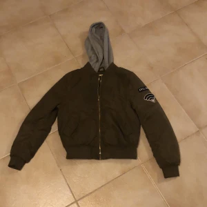 Grön höst jacka med luva storlek 140 - Grön höst jacka till hösten! Inkluderar ej frakt eller Swish. Tar Swish 