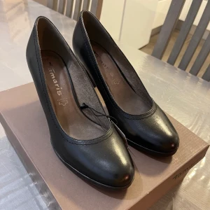 Svarta Tamaris Klackar - Svarta Klackar från Tamaris, Helt Nya, storlek 38. För 450kr. Kan frakta men kan också mötas upp och lämna över i Trollhättan, Mellerud, Uddevalla, Vänersborg :) 