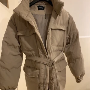 Jacka - En superfin jacka i färgen beige. Strlk 36/38. Från bohoo. Bra skick.