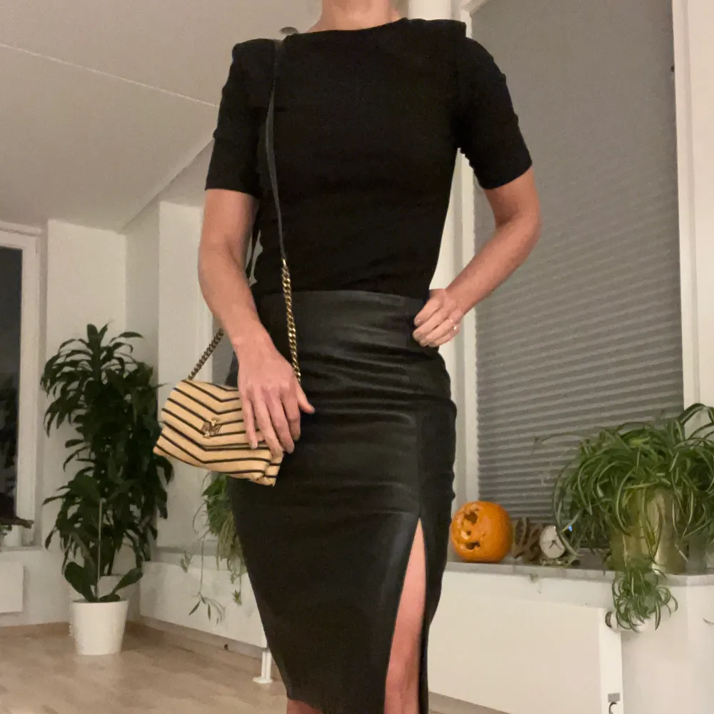 Black stretchy shirt. Size is very small so I would say it is more like an XS. Very cute and always good to have basics! Fixing my closet so selling many items.  Selling the skirt in another advertisement, check out my account!. Skjortor.