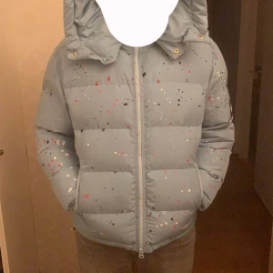 Nvlty london jacka - Använd ednast en gång. Säljer för att de kostar 500 kr med tull avgiften att skicka tillbaka jackan. 