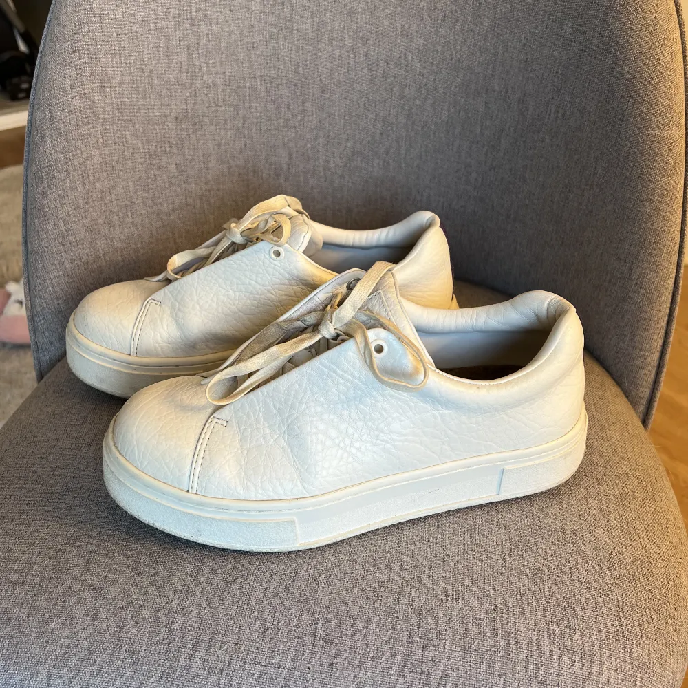 Vita sneakers från Eytys, använda fåtal gånger. Väldigt fräscha och fina men används inte längre  Köptes för: 1999kr. Skor.