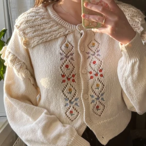 Stickad tröja - Söt stickad tröja med blommor på 💐 Tröjan är ifrån Zara och är i storlek M, men passar nog även S 💗 