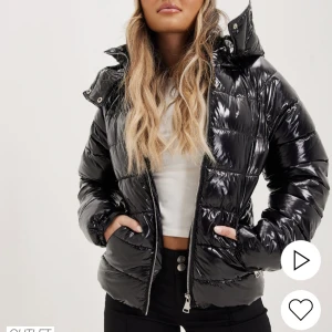 Glansig jacka - Köpt för 799kr, knappast använd (som ny). Frakt ingår inte💓