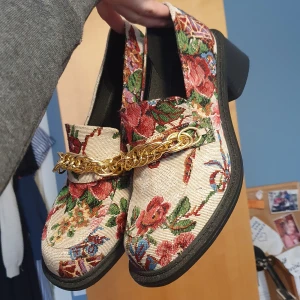 Klackskor ASOS strl 43 - Aldrig använda skor från ASOS i storlek 43. Typ en centimeter för stora för mig. Mer storlek 44? Köpte för 500 kr.