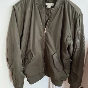 Bomberjacka  - Mjuk, skön och mörkgrön bomberjacka med bra fickor.  H&M. Använd några enstaka gånger. 