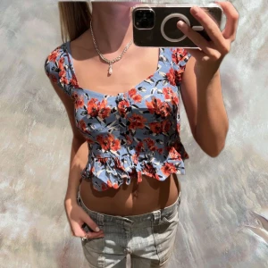 Sommartopp - Säljer denna sjukt fina sommartopp! Perfekt till sommarfest!