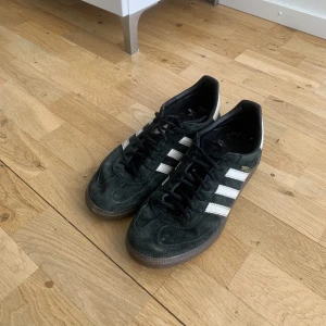 Adidas spezial  - Snygga adidas spezial skor i använt men ändå okej skick. Storlek 44. Hör av dig i DM om du vill ha fler bilder eller har några frågor. 